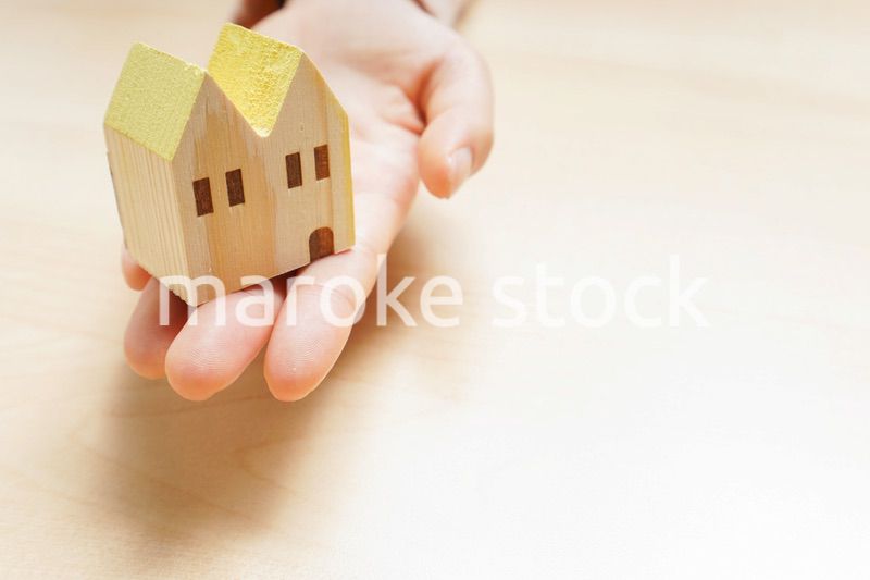 不動産を持つ手