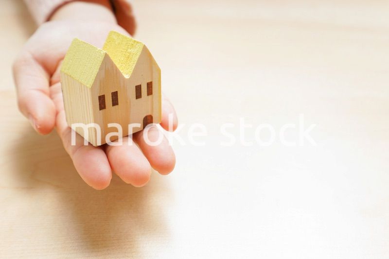 不動産を持つ手