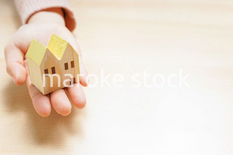 不動産を持つ手