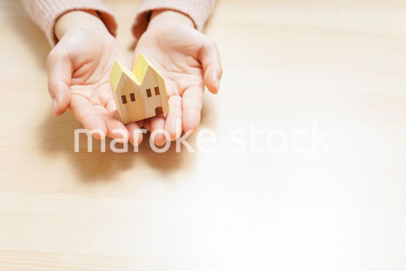 不動産を持つ手