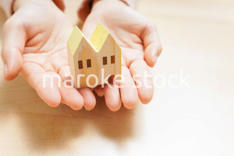 不動産を持つ手