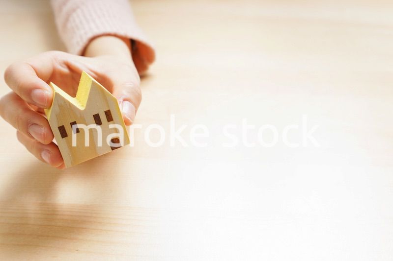 不動産を持つ手