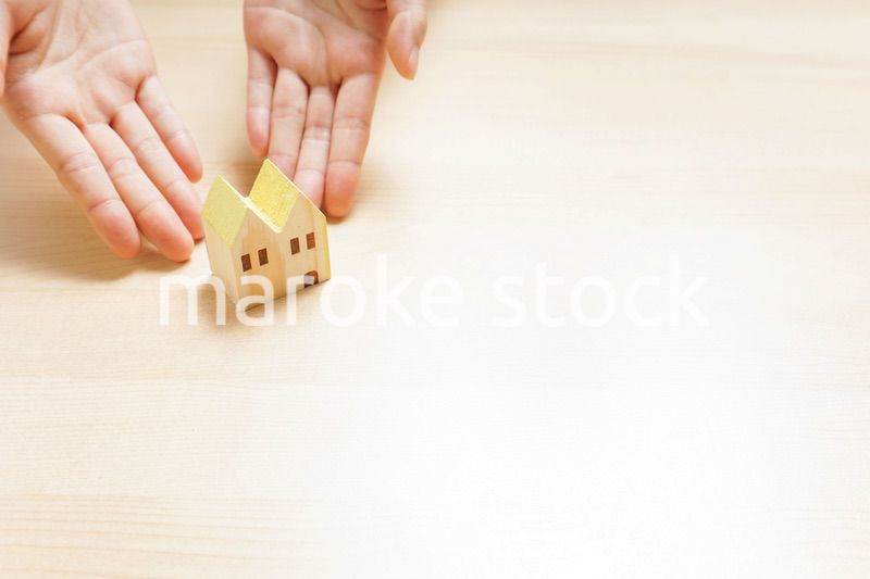 不動産を持つ手