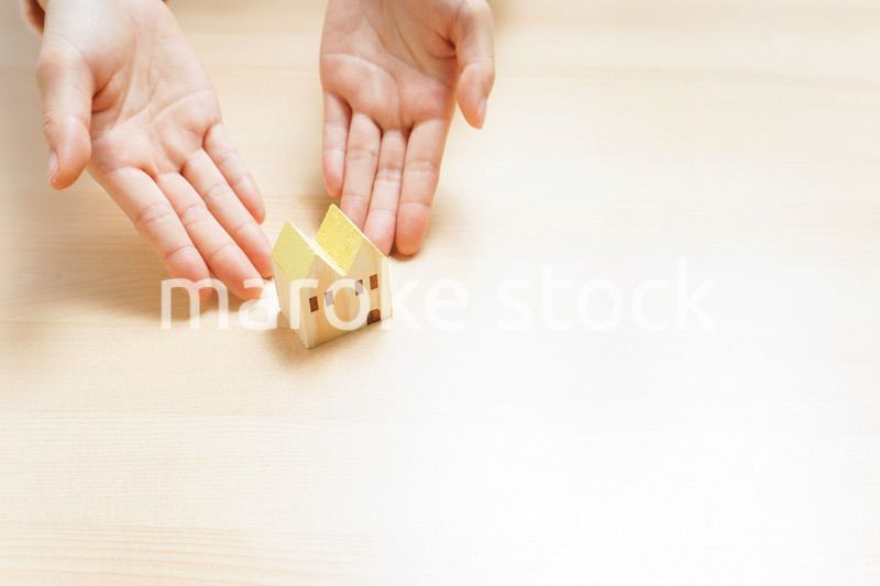 不動産を持つ手