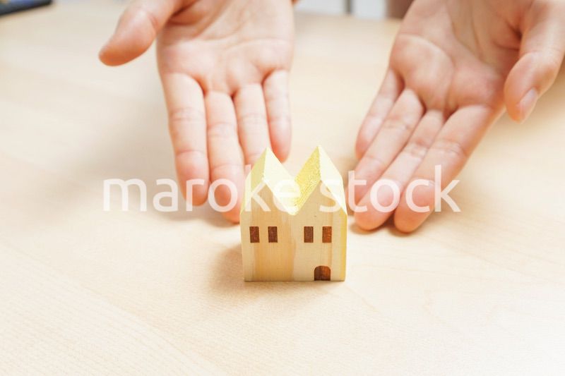 不動産を持つ手