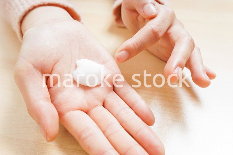 クリームを塗る手