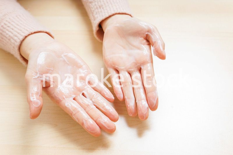 クリームを塗る手