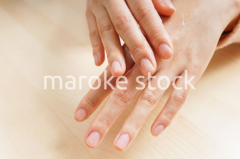 クリームを塗る手
