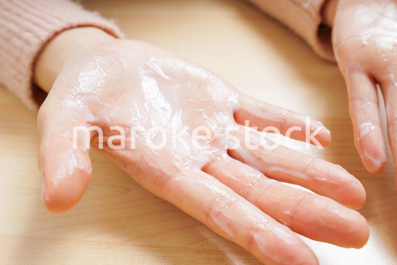 クリームを塗る手