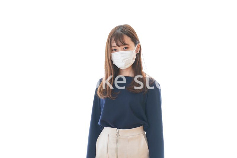 マスクをした若い女性