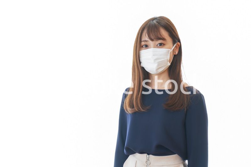 マスクをした若い女性
