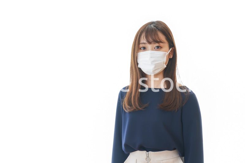 マスクをした若い女性