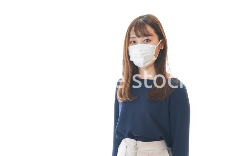 マスクをした若い女性