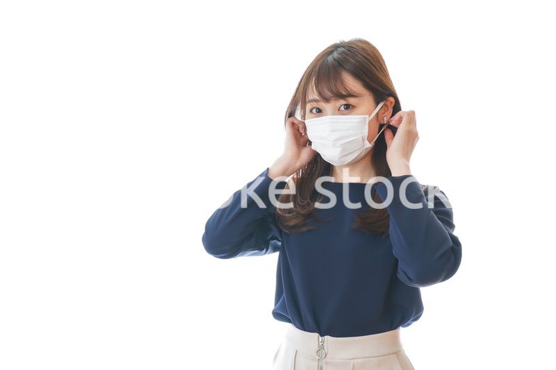 マスクをした若い女性