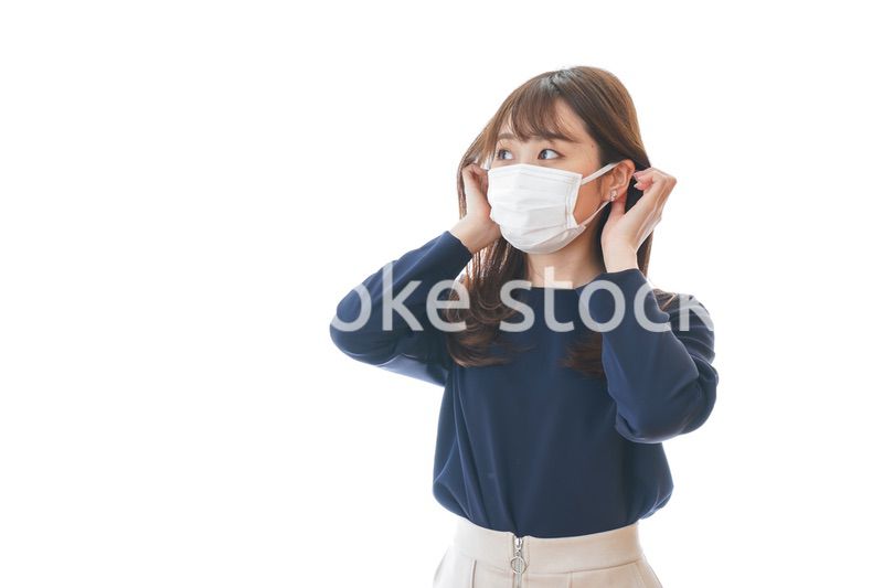マスクをした若い女性