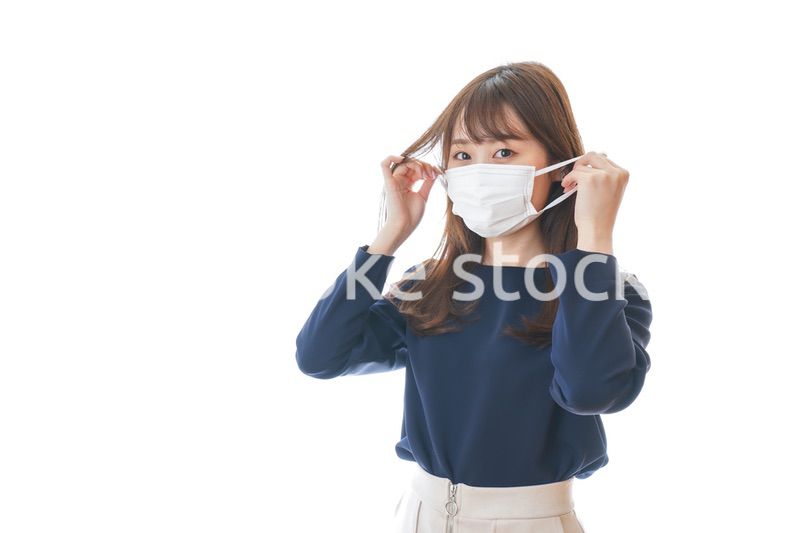 マスクをした若い女性