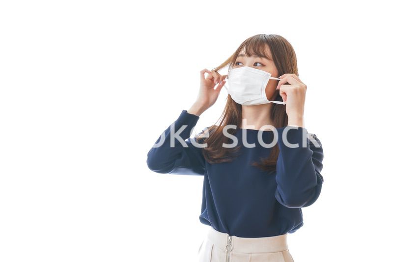マスクをした若い女性
