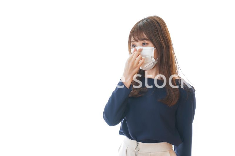 マスクをした若い女性