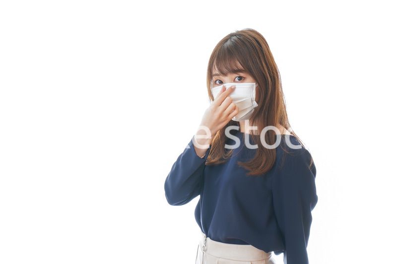 マスクをした若い女性