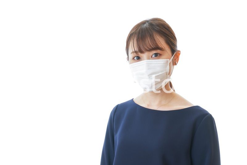 マスクをした若い女性