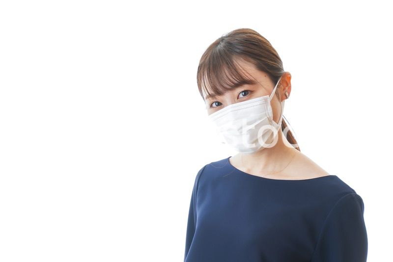 マスクをした若い女性