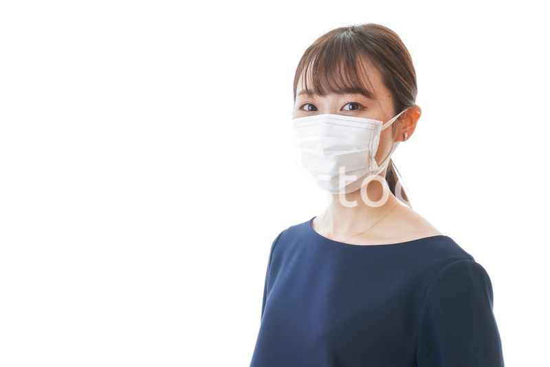 マスクをした若い女性