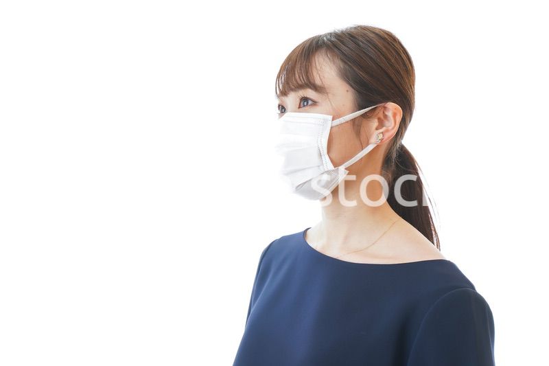 マスクをした若い女性