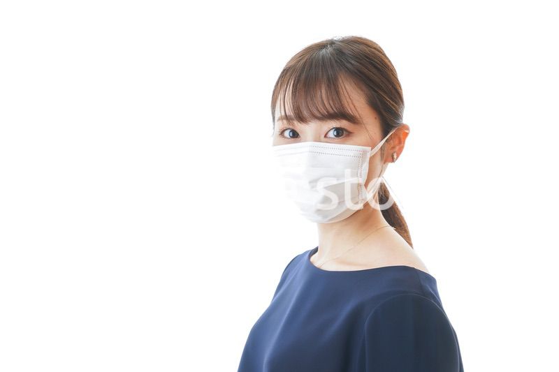 マスクをした若い女性