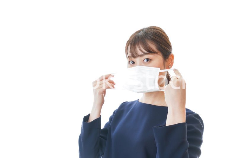 マスクをした若い女性