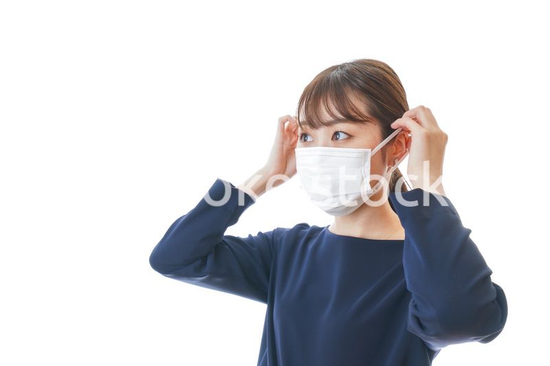 マスクをした若い女性