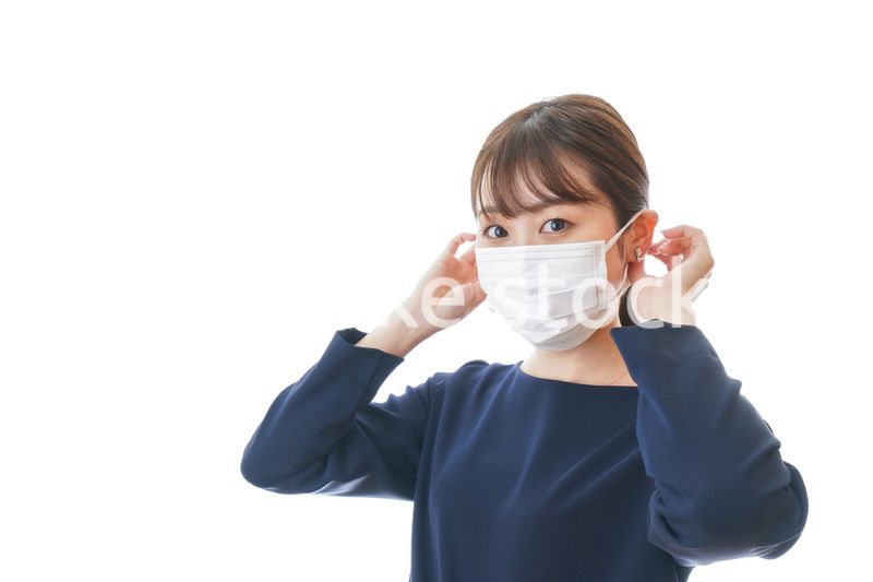 マスクをした若い女性