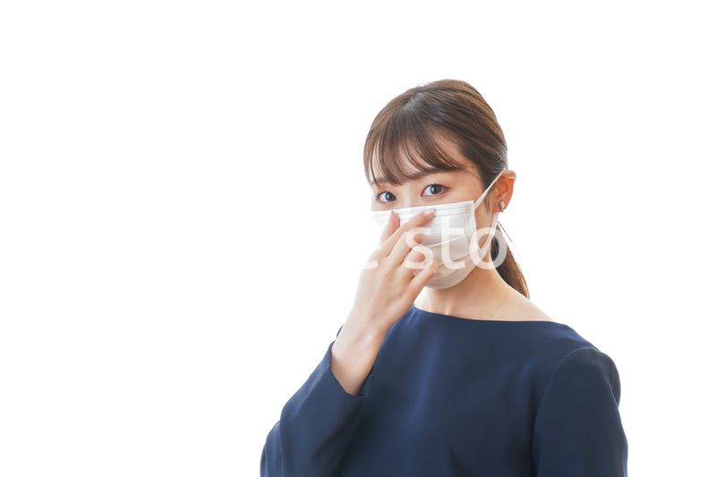 マスクをした若い女性