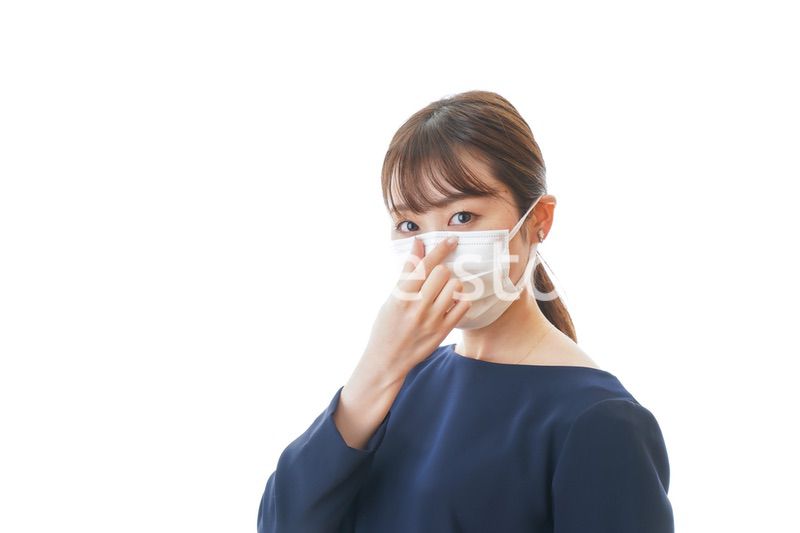 マスクをした若い女性