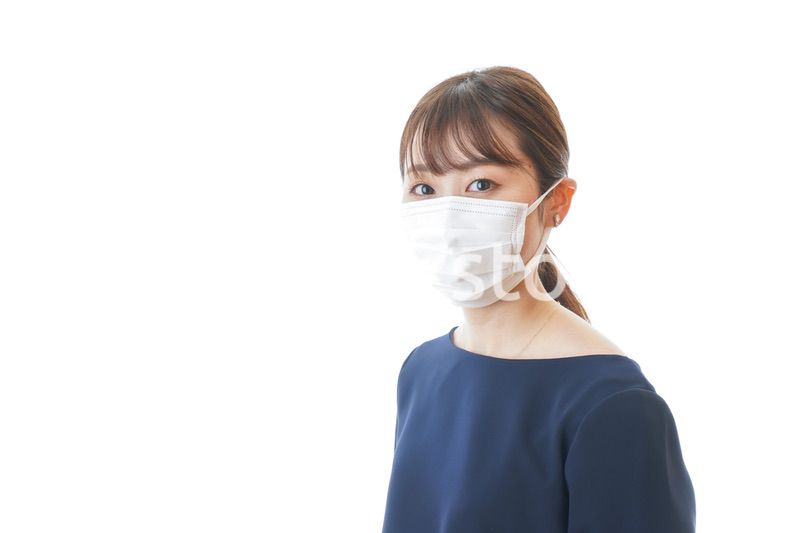 マスクをした若い女性