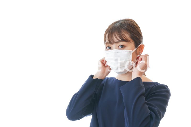 マスクをした若い女性