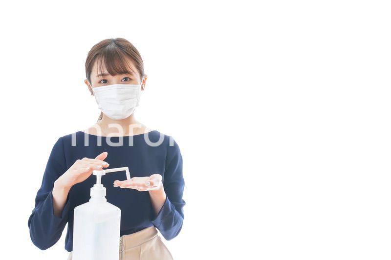 手のアルコール消毒をする若い女性