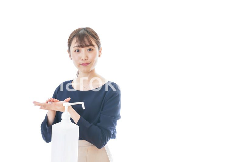 手のアルコール消毒をする若い女性