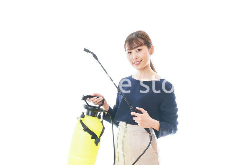 消毒液を使う若いビジネスウーマン