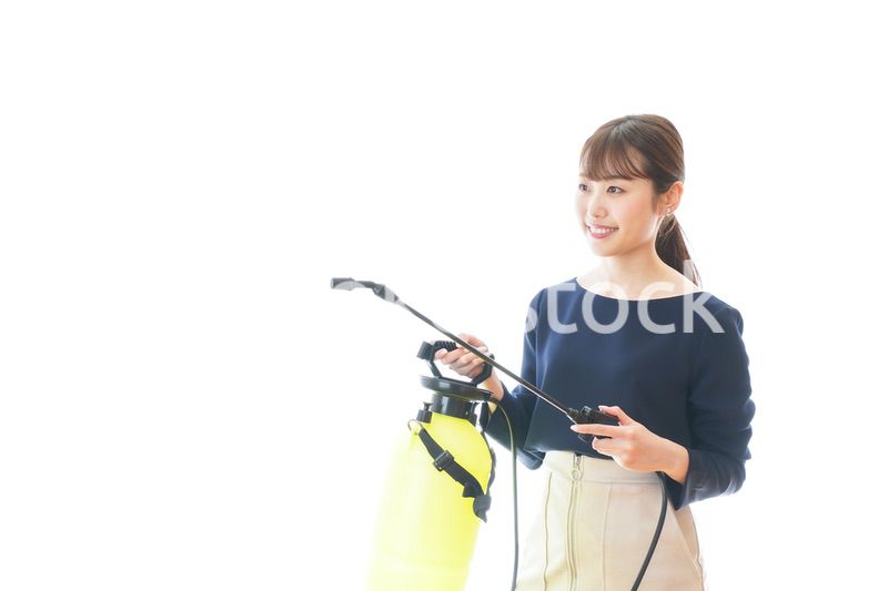 消毒液を使う若いビジネスウーマン