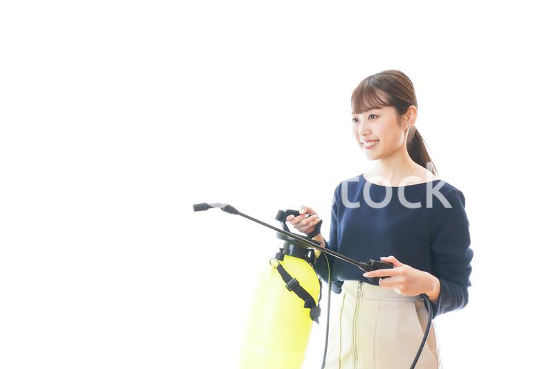 消毒液を使う若いビジネスウーマン