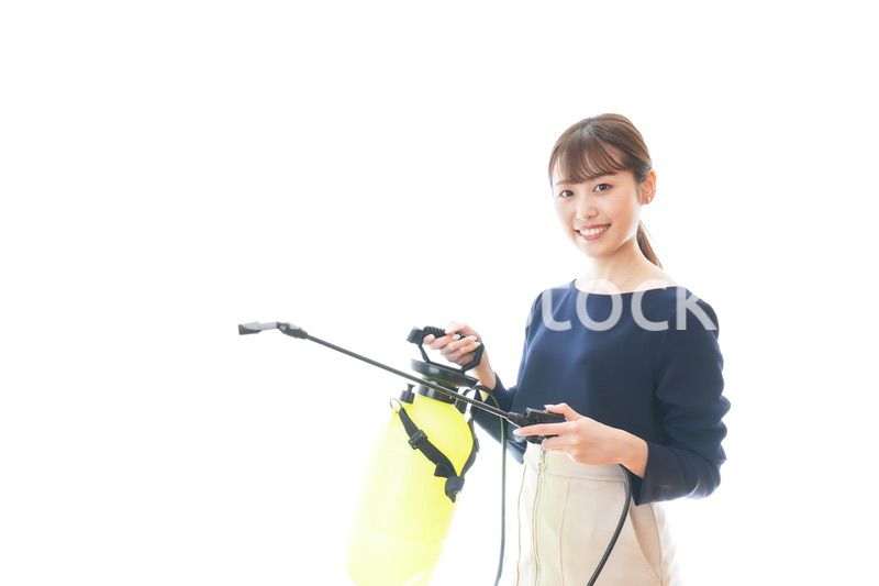 消毒液を使う若いビジネスウーマン