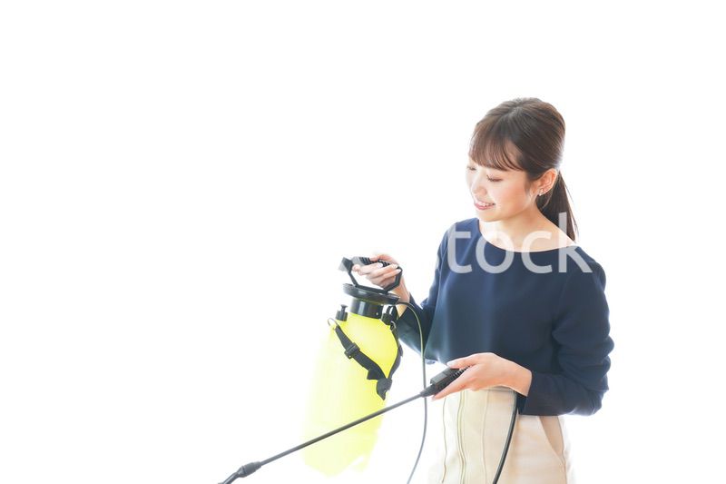 消毒液を使う若いビジネスウーマン