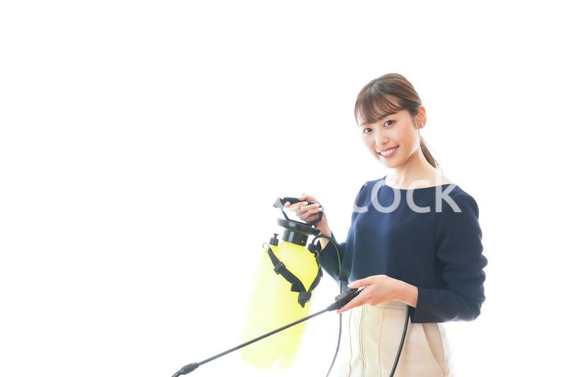 消毒液を使う若いビジネスウーマン