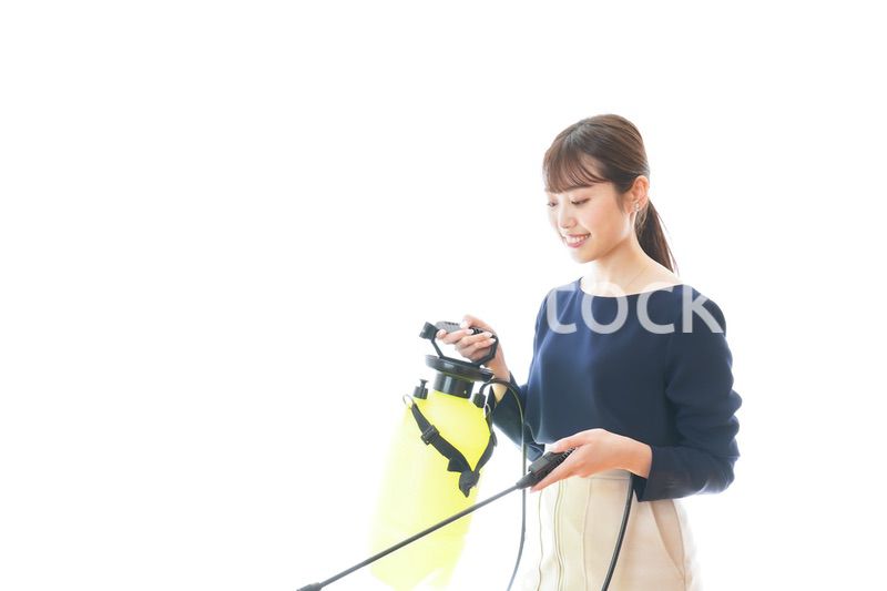 消毒液を使う若いビジネスウーマン