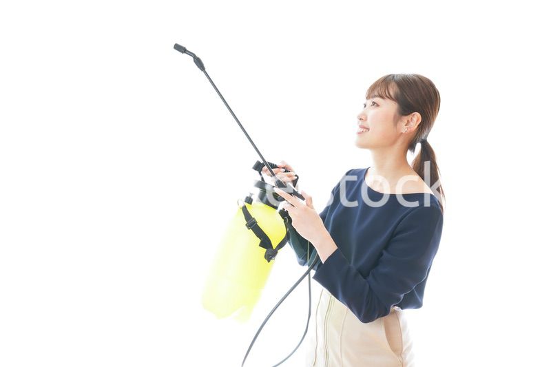 消毒液を使う若いビジネスウーマン