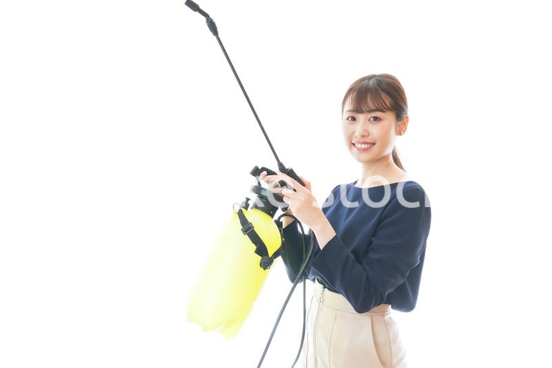 消毒液を使う若いビジネスウーマン