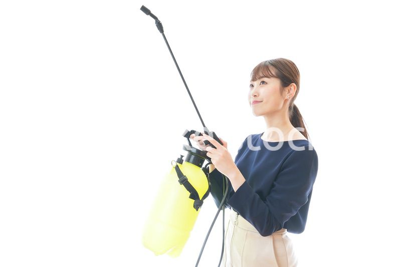 消毒液を使う若いビジネスウーマン