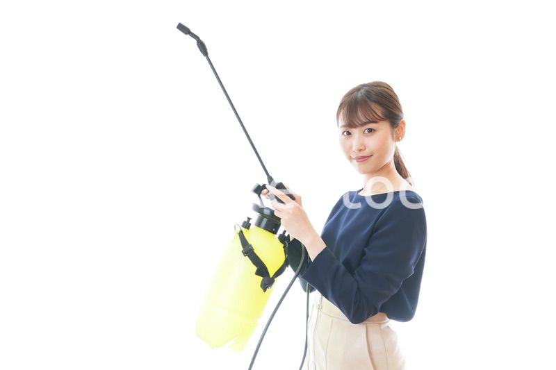 消毒液を使う若いビジネスウーマン