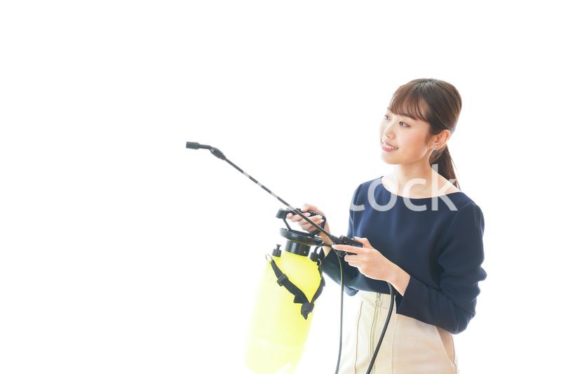 消毒液を使う若いビジネスウーマン