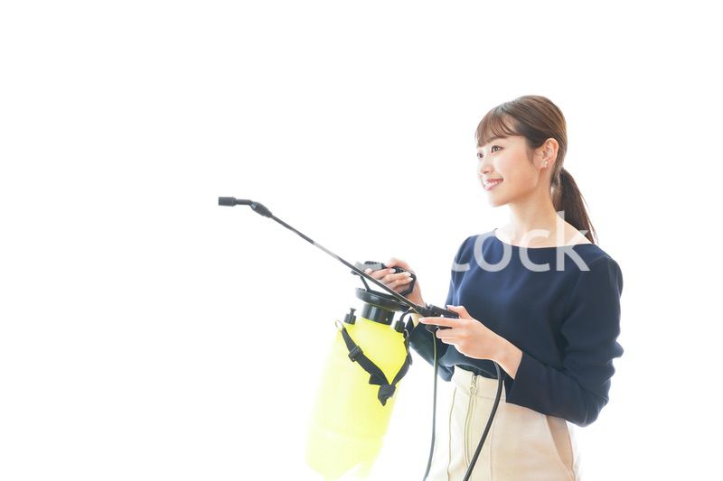 消毒液を使う若いビジネスウーマン